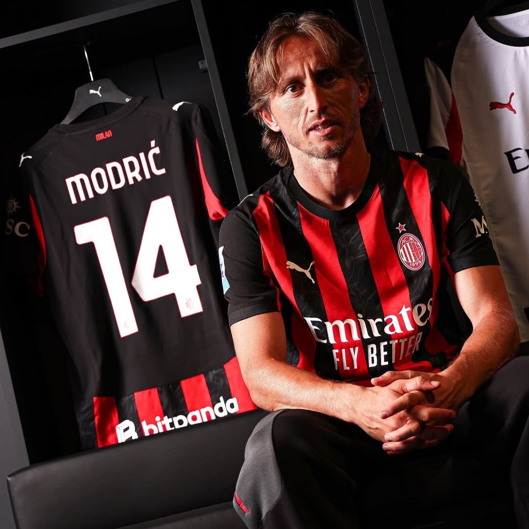 モドリッチがACミランに到着！赤×黒のユニフォーム姿に「新しい
