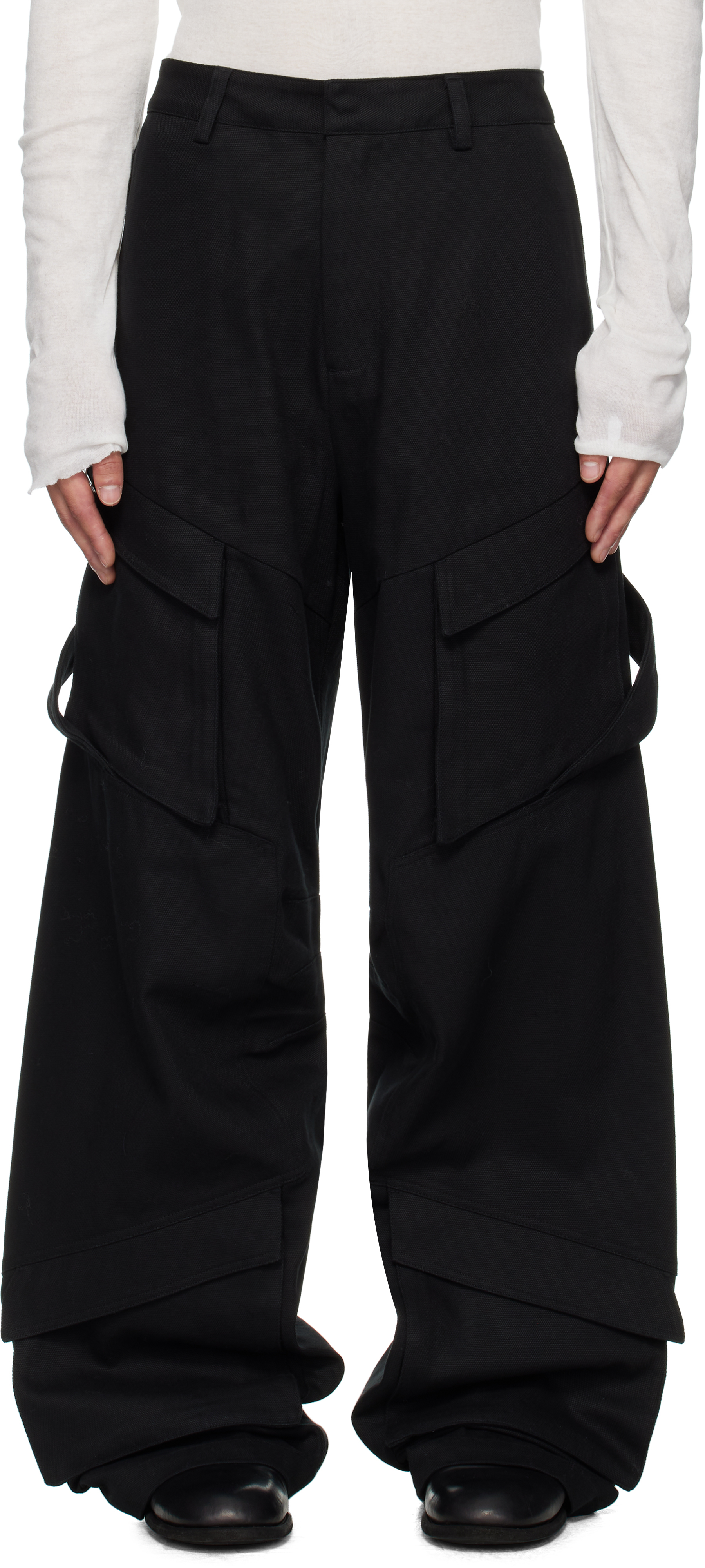 HELIOT EMILのブラック Cellulae カーゴパンツがセール中