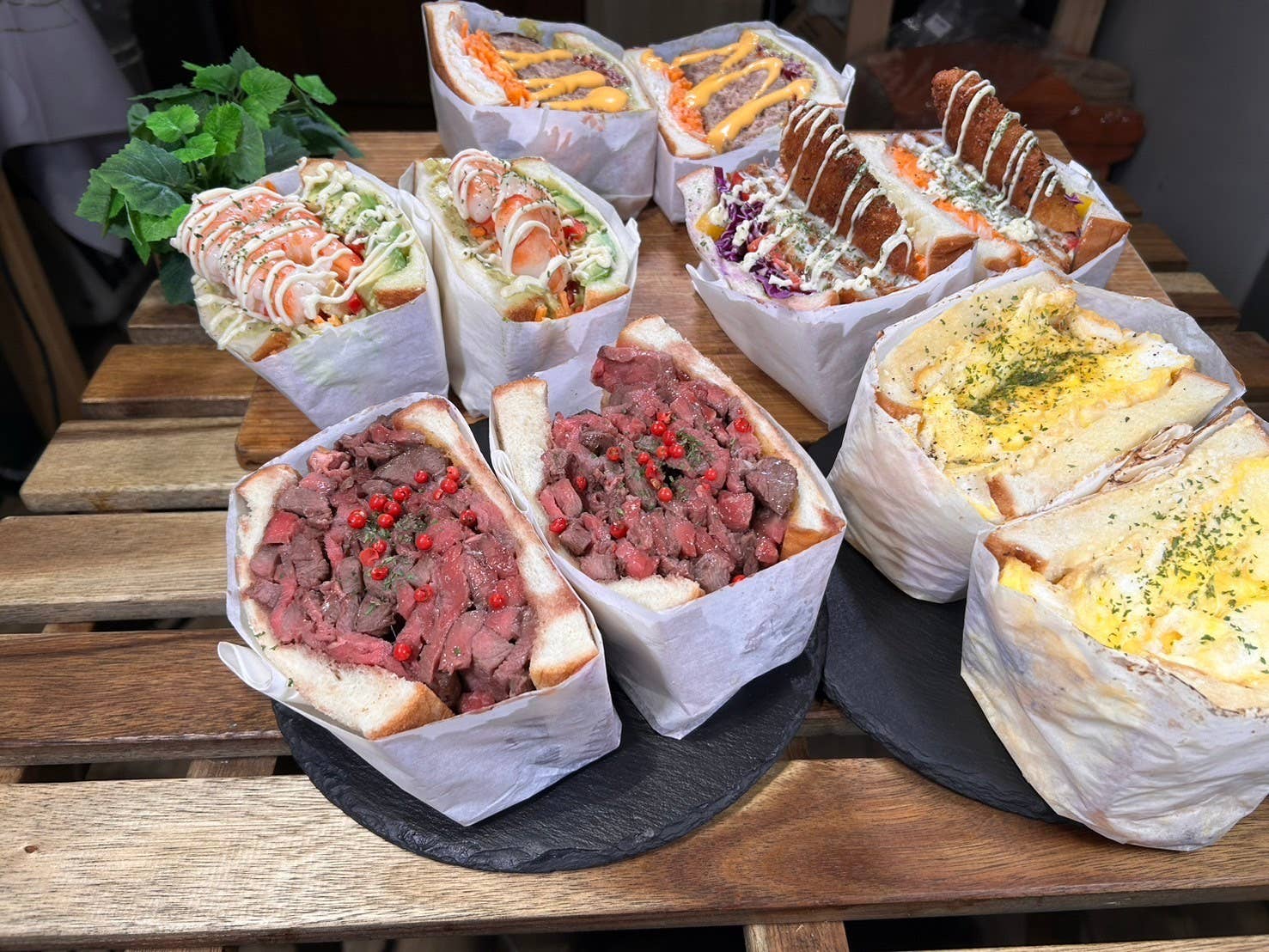 公式] こんなにデカいサンドイッチは反則だ