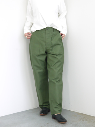 CIOTA（シオタ） スビンコットンムラ糸バックサテンベイカーパンツ