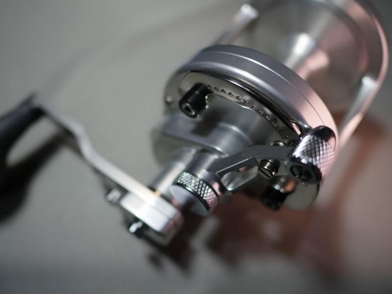 ベイトリール:ジギングと投げ釣り:LX6/3 MC RAPTOR 右ハンドル