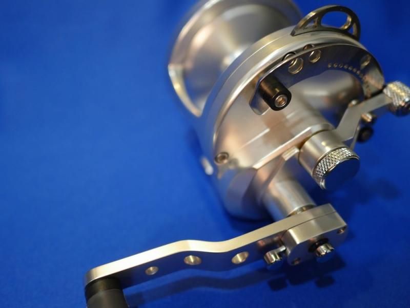 ベイトリール:ジギングと投げ釣り:HXW5/2RAPTOR 右ハンドル - アベット