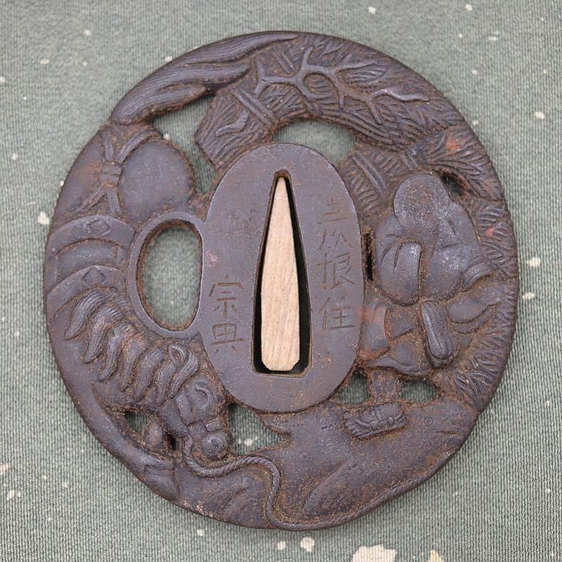 江戸時代の鉄地彫刻短刀用小振り鍔 - 骨董・刀装具