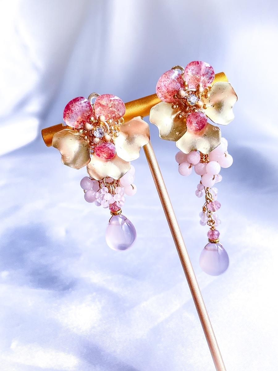 ピンク フラワー イヤリング 大ぶり 天然石 花びら ピアス・イヤリング