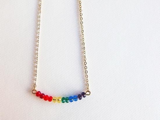 レインボー・ラインネックレス（ゴールド） - LGBTsとAllyのための