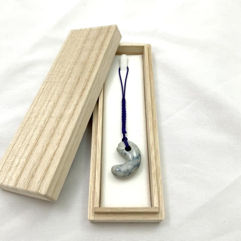 糸魚川翡翠(横川産) 青色 勾玉 獣型 】 国産 天然石 糸魚川産翡翠