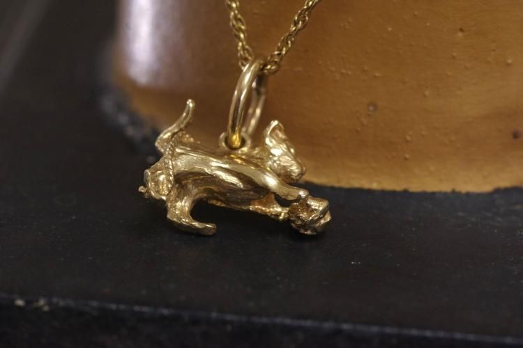 0323イギリスビンテージK9ゴールド毛糸で遊ぶ猫チャーム