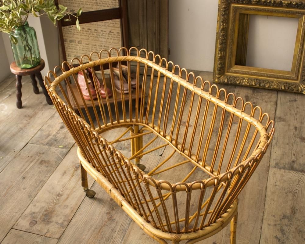 アンティーク ラタン素材のベビーベッド | Antiques Knock