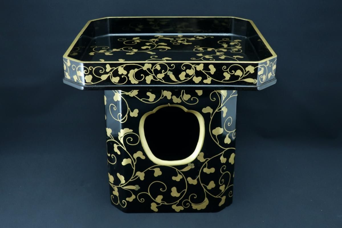 黒塗金唐草蒔絵三宝 / Black-lacquered 'Sanpo' Stand with you Gold