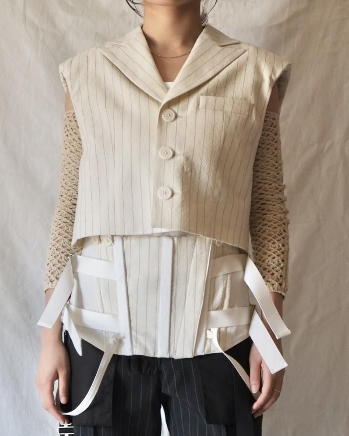 FUMIKA UCHIDA： WAIST SUPPORT PEAKED LAPEL 3BUTTON NO-SLEEVE