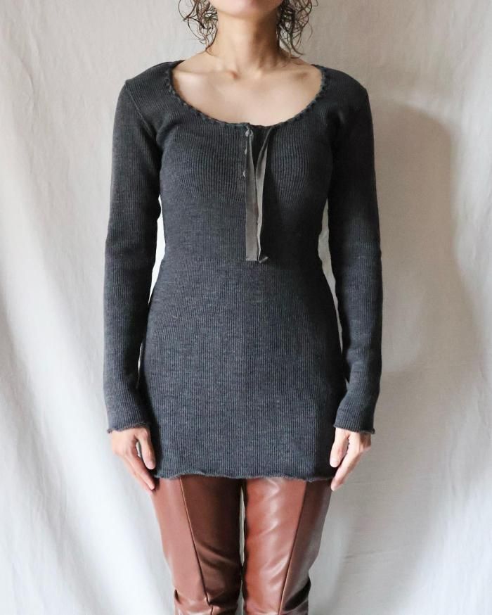 FUMIKA UCHIDA： RIB STITCH HENLEY NECK UNDERWEAR - TOP CHARCOAL