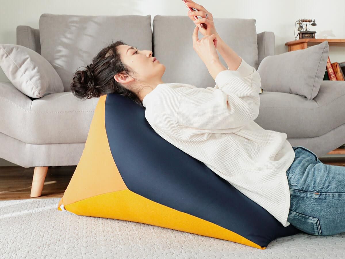 身体にフィットするカラフルなビーズクッション『カラード ネイビー