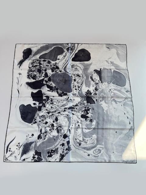 Mame Kurogouchi(マメクロゴウチ)/Hand Printed Silk Scarf