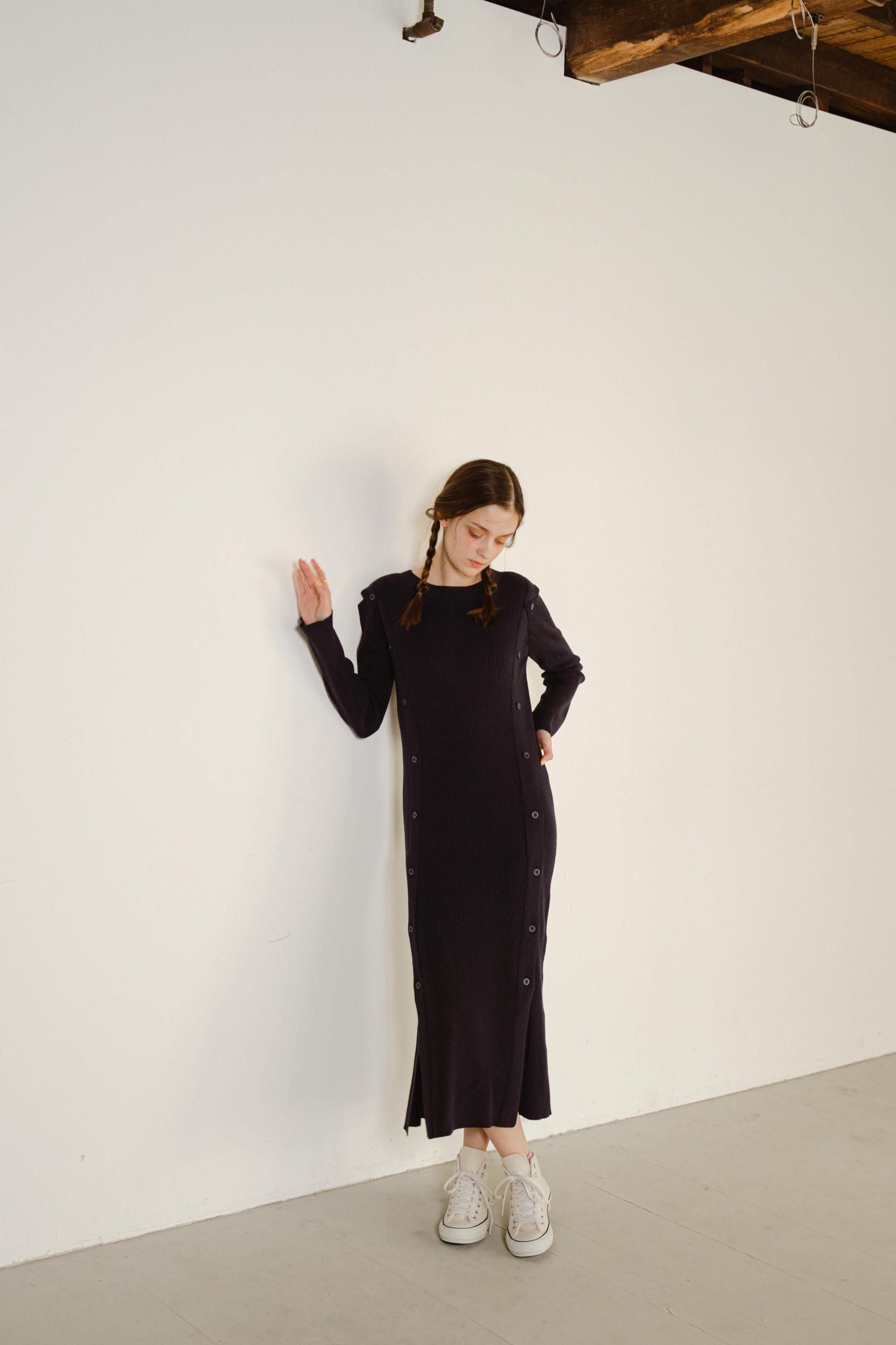 ボタンスリットニットワンピース（NAVY） - PINUE