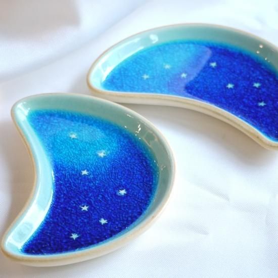 やちむん 青の煌き三日月皿【きら星工房 秋元ナナ】 - おきなわ