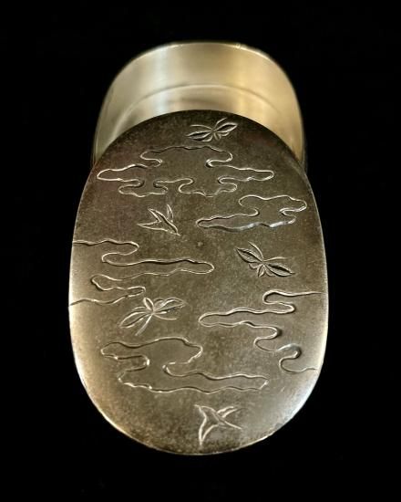 雲取に蝶と小鳥図 小判型 尚美堂造 純銀製 ヤンポ」 - 正尚堂