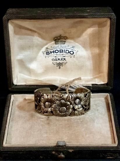 尚美堂造﻿ 菊図 純銀製 彫金 根掛」 (共箱) - 正尚堂