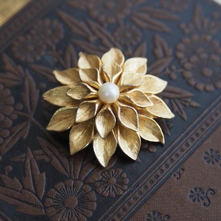 Boucher ブーシェ ゴールドトーン パール ダリア ブローチ
