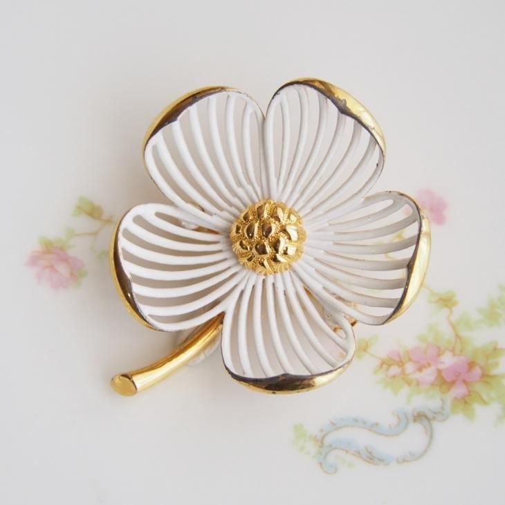 Monet モネ ゴールドトーン ホワイトエナメル フラワー ブローチ