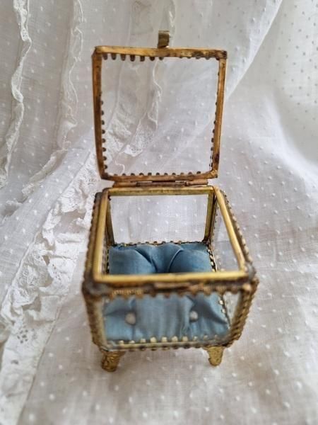 クッション付ガラスジュエリーケース - アンティークモール＆蚤の市