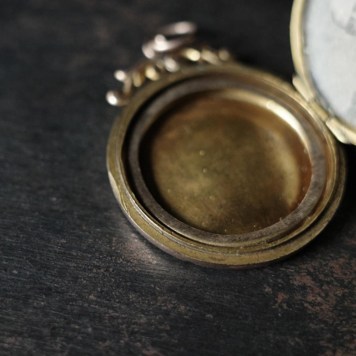 ヴィクトリアン 9金 ロケット ペンダントトップ（Victorian 9K Locket