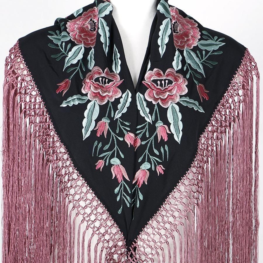 フラメンコ用マントンや、シージョはMariQuitaで。