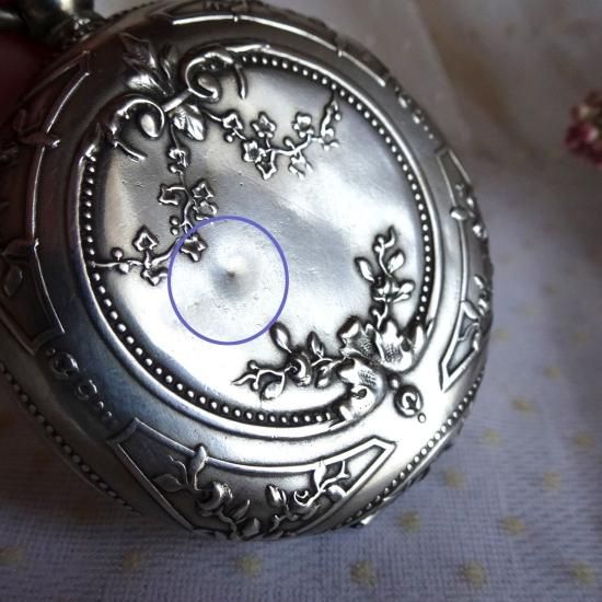 アンティーク パウダーケース | 小さな薔薇と蔦模様のパウダーケース