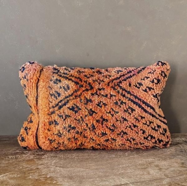 モロッコのヴィンテージラグを使用したクッションカバーBeni M'Guild