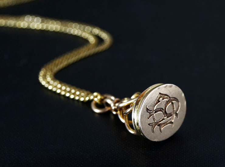 アンティーク9金フォブシールペンダント