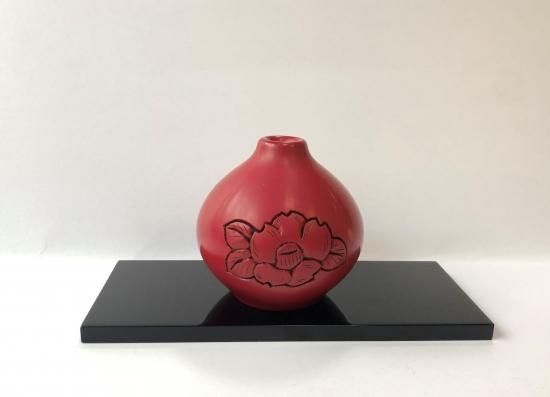 村上木彫堆朱 球花瓶（椿）