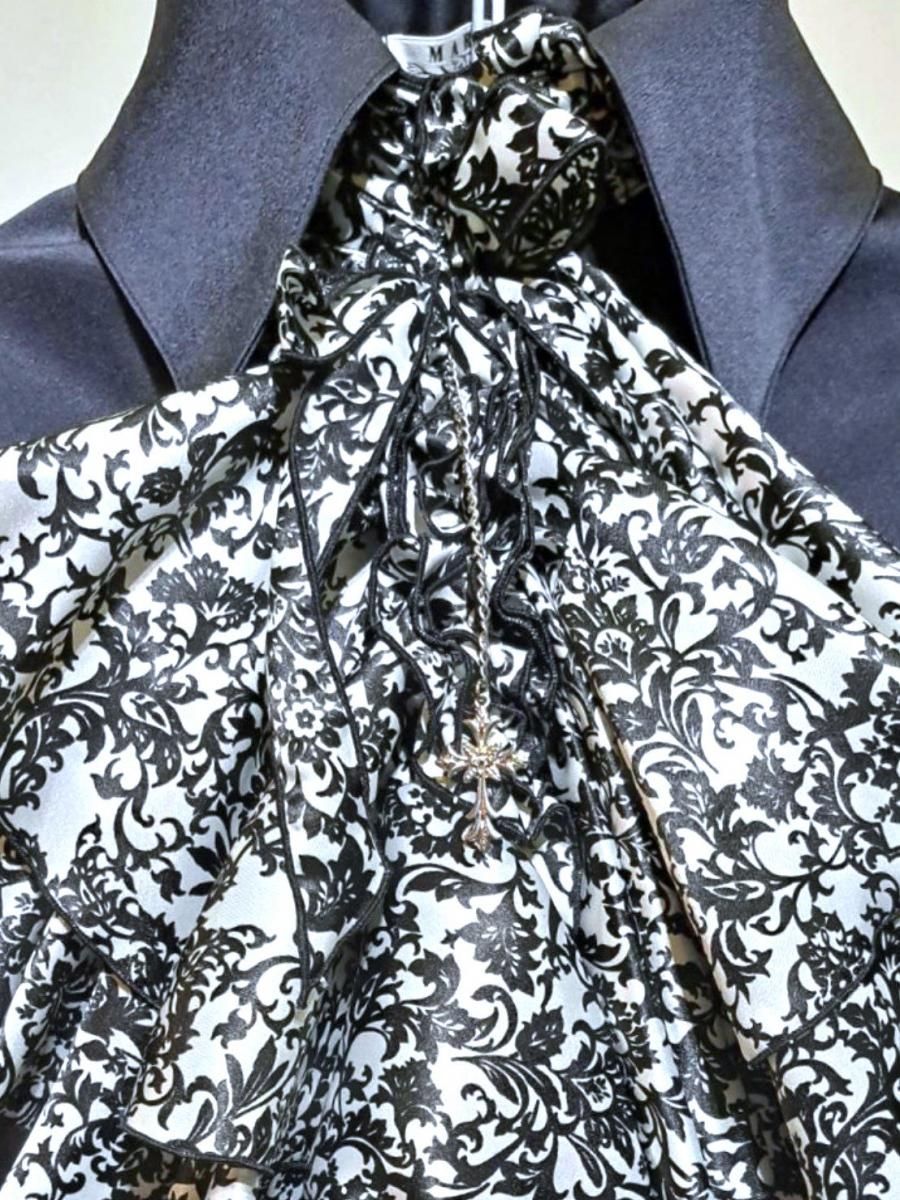 ボリュームタイ付きロングマント：黒×白ゴシック柄タイ - MARBLE