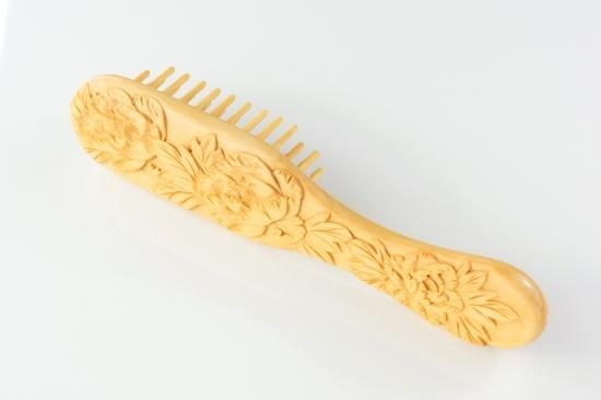 さつまつげブラシ彫 ぼたん3輪 5列 - 薩摩つげ櫛～喜多つげ製作所