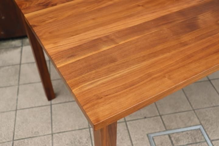 無印良品(MUJI)のウォールナット無垢材 ダイニングテーブル/140cmです