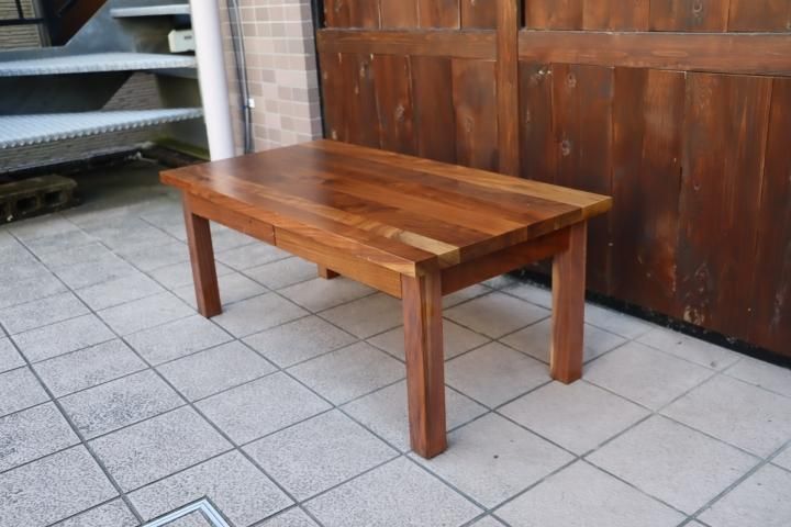 無印良品(MUJI)のウォールナット無垢材 ローテーブルです。落ち着いた