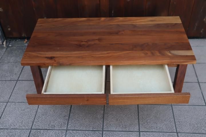 無印良品(MUJI)のウォールナット無垢材 ローテーブルです。落ち着いた