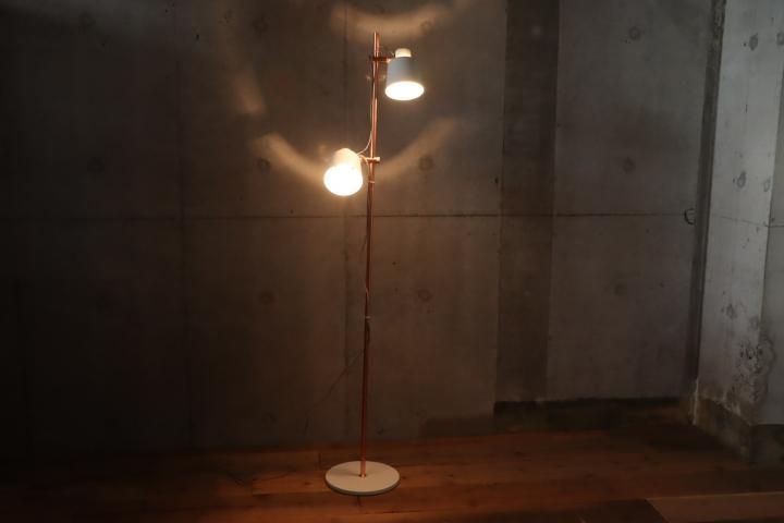 Francfranc(フランフラン)で取り扱われていたフロアーランプです。可動