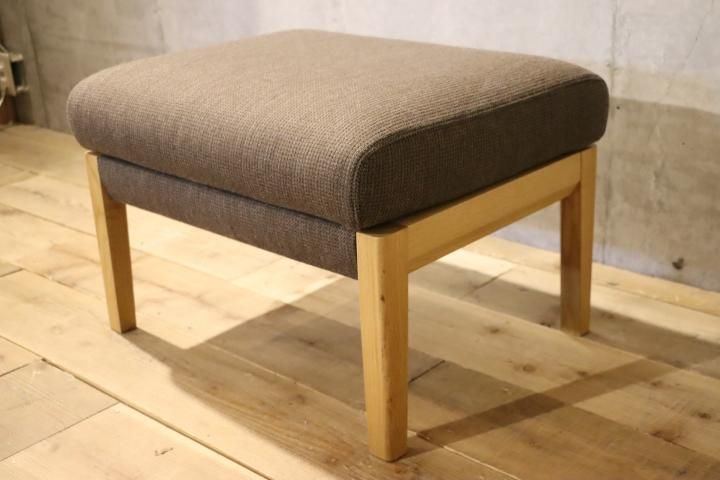 karimoku(カリモク家具) WU45 オーク材 オットマンです。北欧スタイル