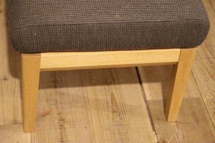 karimoku(カリモク家具) WU45 オーク材 オットマンです。北欧スタイル