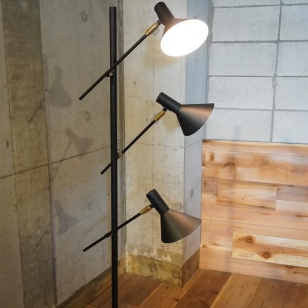 INTERFORM(インターフォルム)の3灯フロアスタンドです。シンプルな