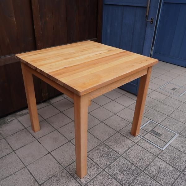 無印良品(MUJI)の天然木の節の表情が美しいパイン材ダイニングテーブル
