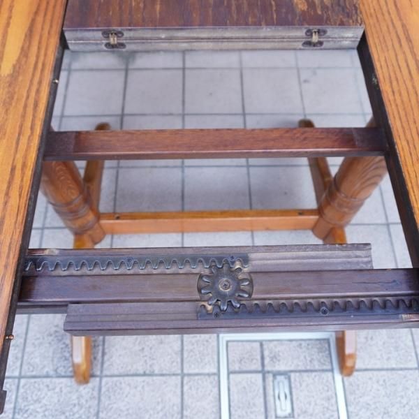 Shin Lee（シンリー）の伸長式ダイニングテーブルです。アンティーク調