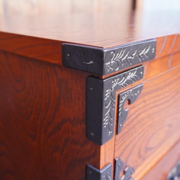 岩手の伝統工芸家具、岩谷堂箪笥 欅材を使用した漆塗り4段・5杯