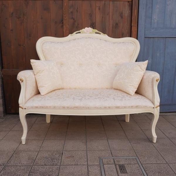 ロココ調の2人掛けソファです。アンティーク調の華麗な彫刻と猫脚が