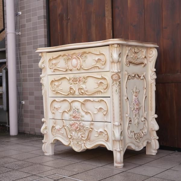 ロココ調の猫脚4段チェストです。アンティーク調のクラシックな装飾と