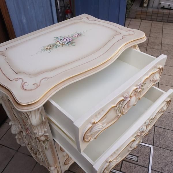 ロココ調の猫脚4段チェストです。アンティーク調のクラシックな装飾と