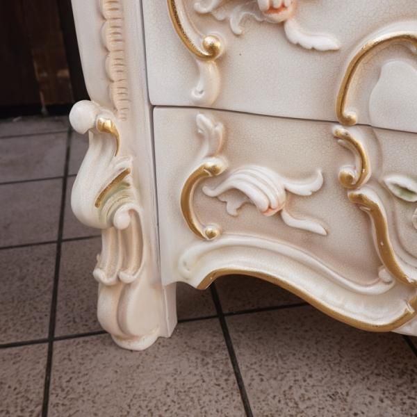 ロココ調の猫脚4段チェストです。アンティーク調のクラシックな装飾と