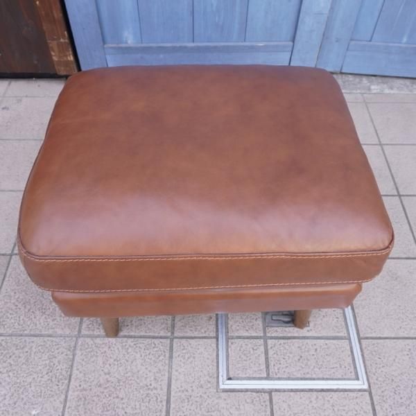 人気のunico(ウニコ)よりMOLN(モルン) レザー オットマンです。北欧