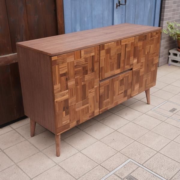 大川家具のウォールナット材サイドボードです。モザイク柄が美しい北欧