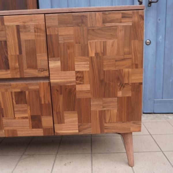 大川家具のウォールナット材サイドボードです。モザイク柄が美しい北欧