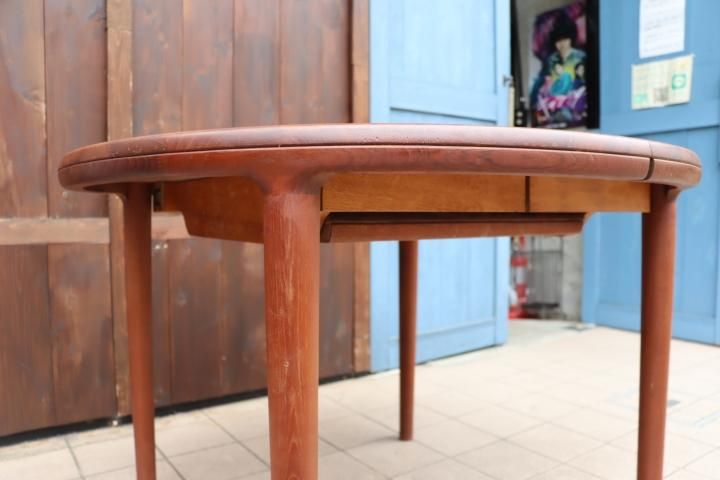 青林製作所のチーク無垢集成材エクステンションダイニングテーブルです